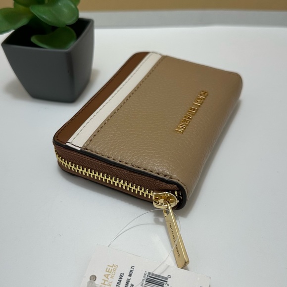 Michael Kors Card Holder - Picture 7 of 9
